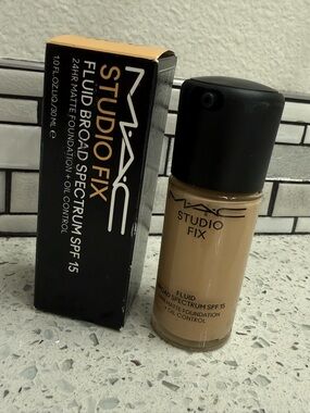 MAC Cosmetics Studio Fix Fluid Foundation SPF15 - NC17 - Brand new